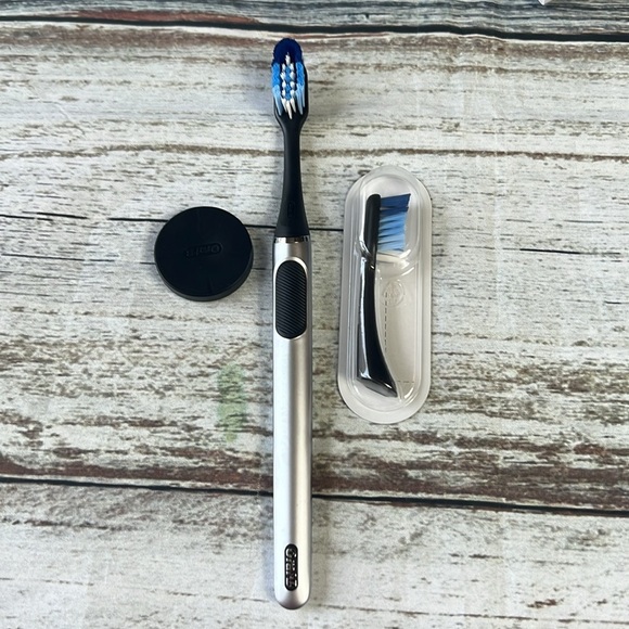 (3) ORAL-B Clic Manual Toothbrush Silver& Black plus replacement & magnet holder - Picture 6 of 6